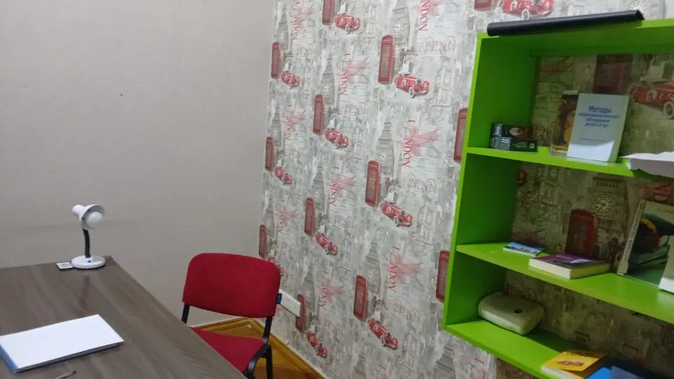 Kompakt kabinet (S3): Masa, iki stul, stolüstü lampa və rəfləri olan kompakt kabinet — diqqəti cəmləyərək təkbətək işləmək üçün.